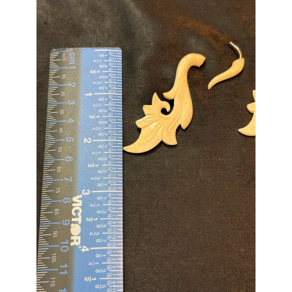 Carved Bone Tribal Scroll Earrings 3.25 in Long 14 g Pair Vintage - Picture 3 of 4